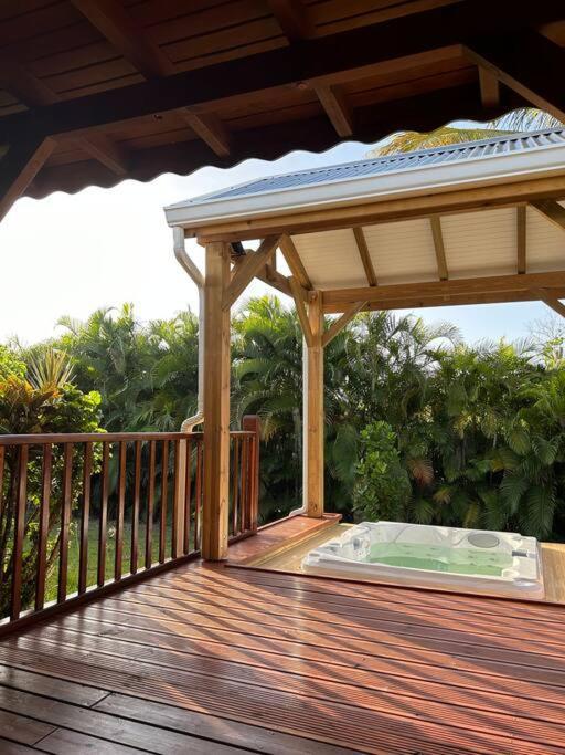 Villa Bungalow Avec Jacuzzi Privatif Sainte-Rose Exterior foto