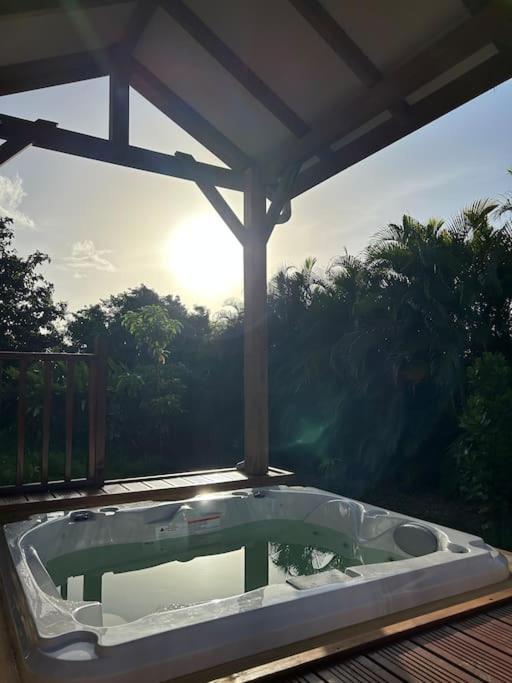 Villa Bungalow Avec Jacuzzi Privatif Sainte-Rose Exterior foto