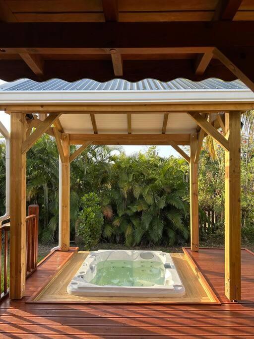 Villa Bungalow Avec Jacuzzi Privatif Sainte-Rose Exterior foto
