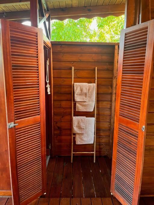 Villa Bungalow Avec Jacuzzi Privatif Sainte-Rose Exterior foto